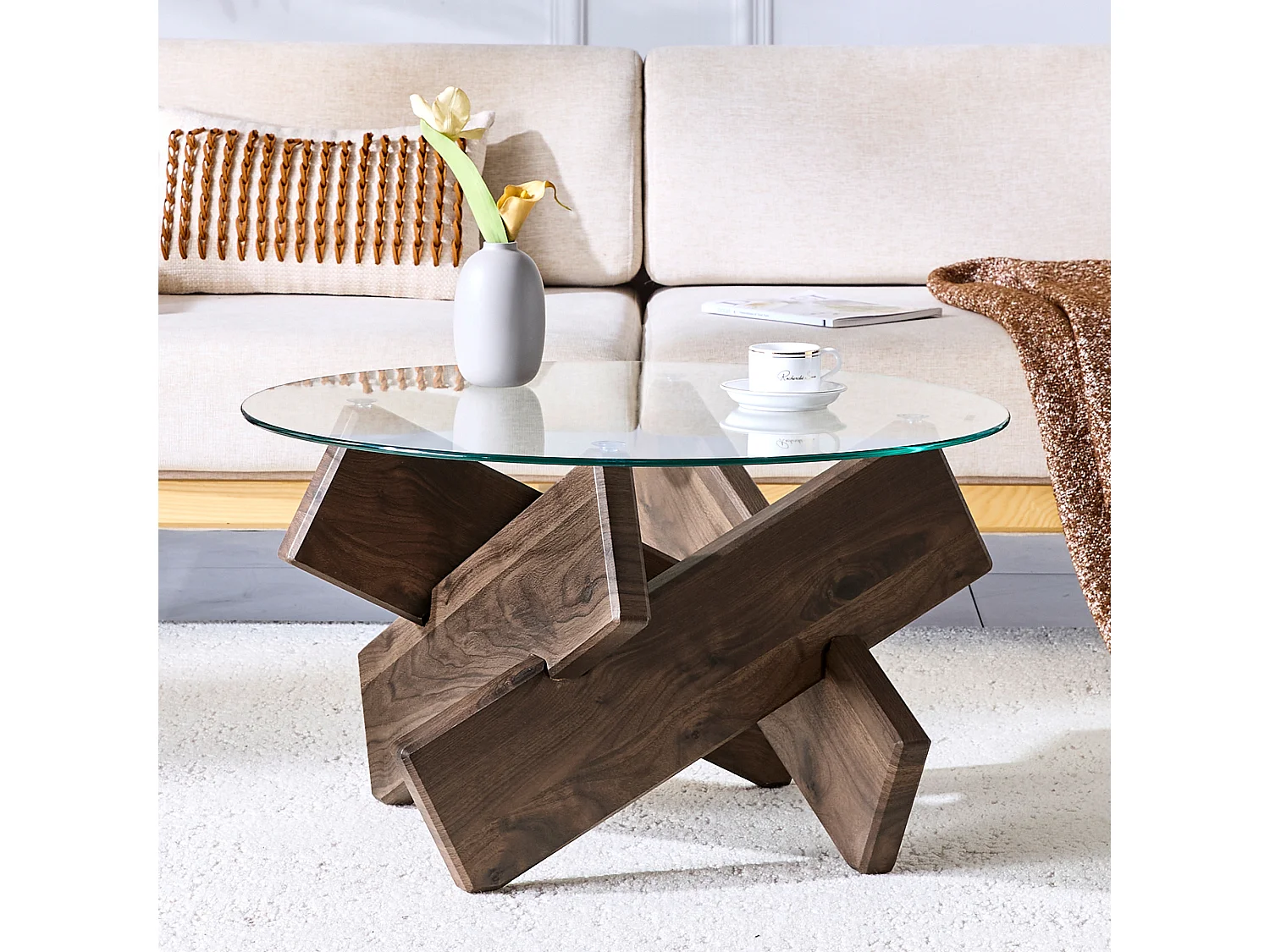 Table basse ronde en verre trempé, structure bois croisée foncée, design géométrique, 79 cm