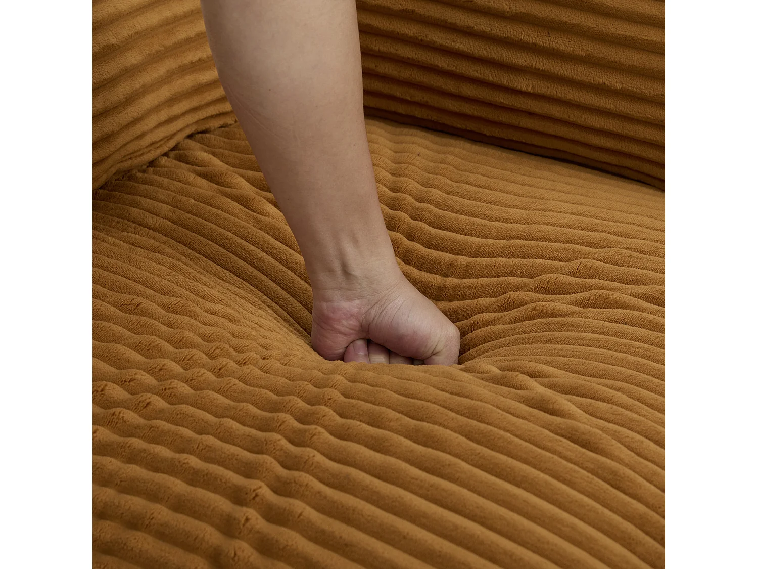 Canapé 4 places avec pouf en velours côtelé