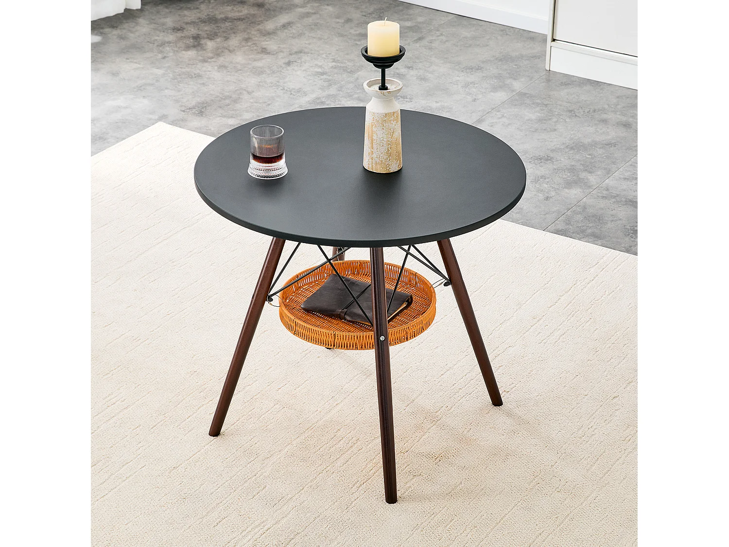Mesa de jantar redonda, tampo branco, pés cor de nogueira, com uma estrutura de arrumação suspensa em vime, nogueira + preto