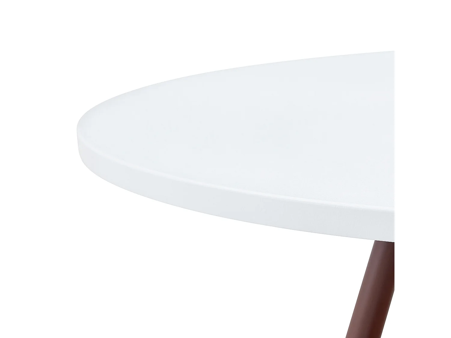 Mesa de jantar redonda, tampo branco, pés cor de nogueira, com uma estrutura de arrumação suspensa em vime, nogueira + branco