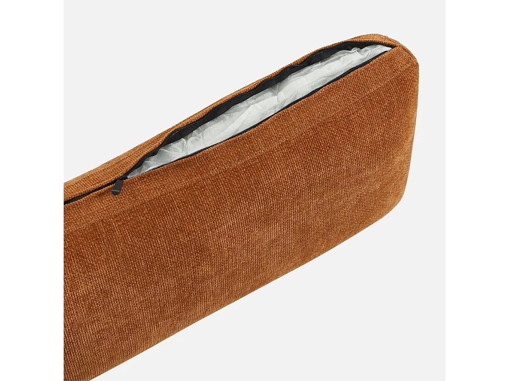 Sillón de tela con patas de madera de hevea óxido