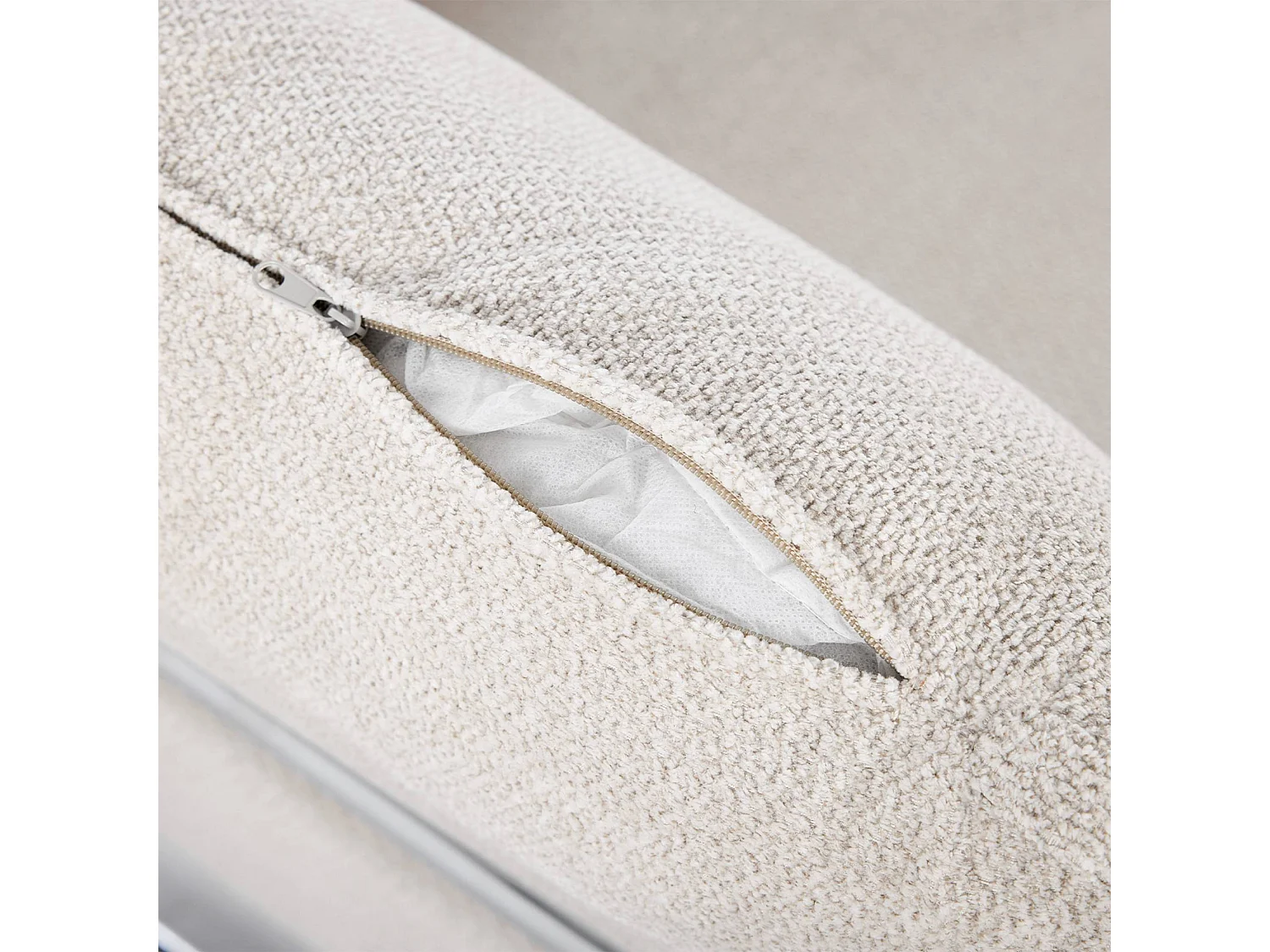 Sillón vintage de tela chenilla con estructura cromada blanco roto