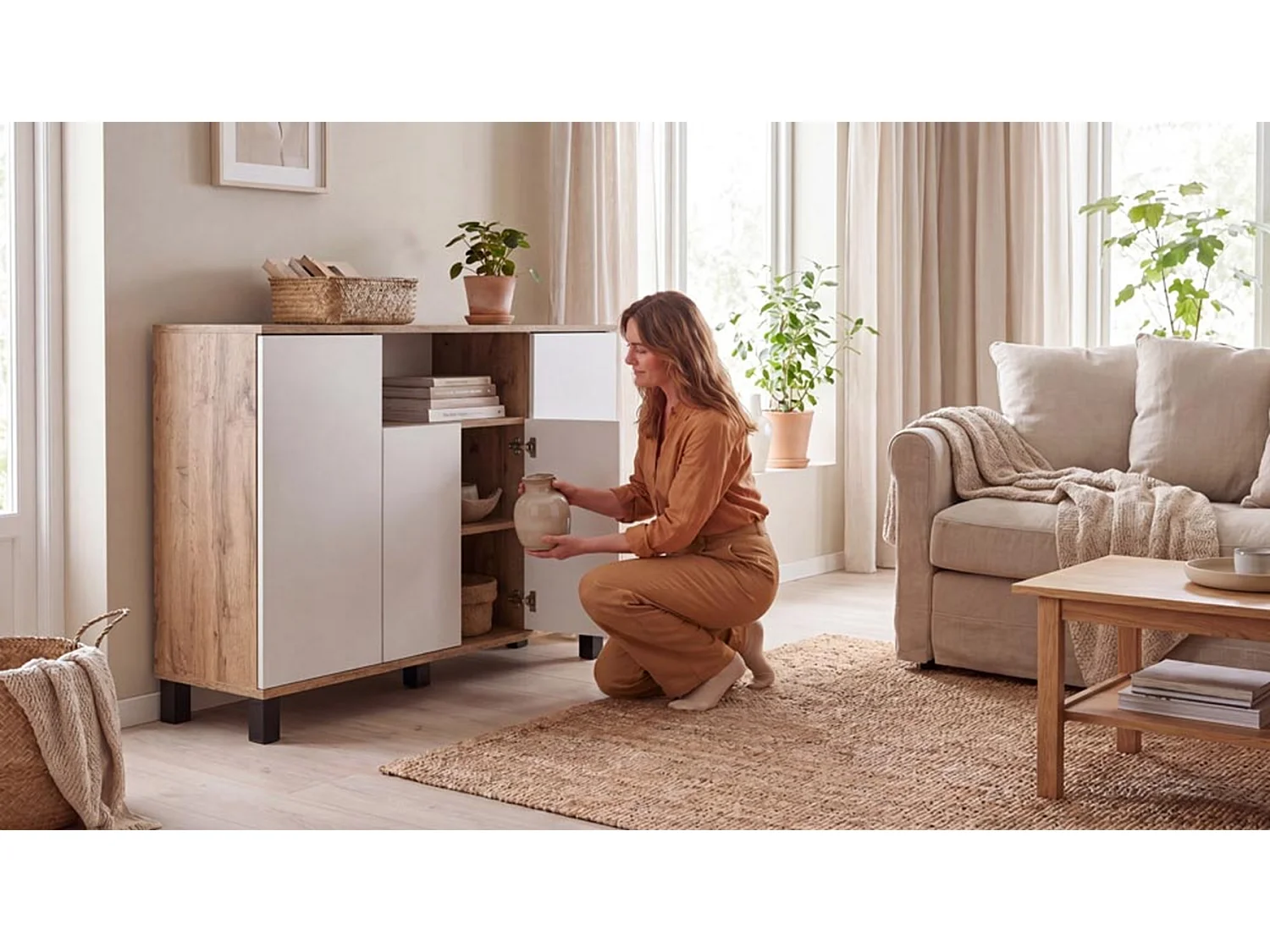Wotan-kommode i eg + hvid, 120 cm, 4 låger – Moderne tv-møbel til stuen og soveværelset – Designet opbevaringskommode