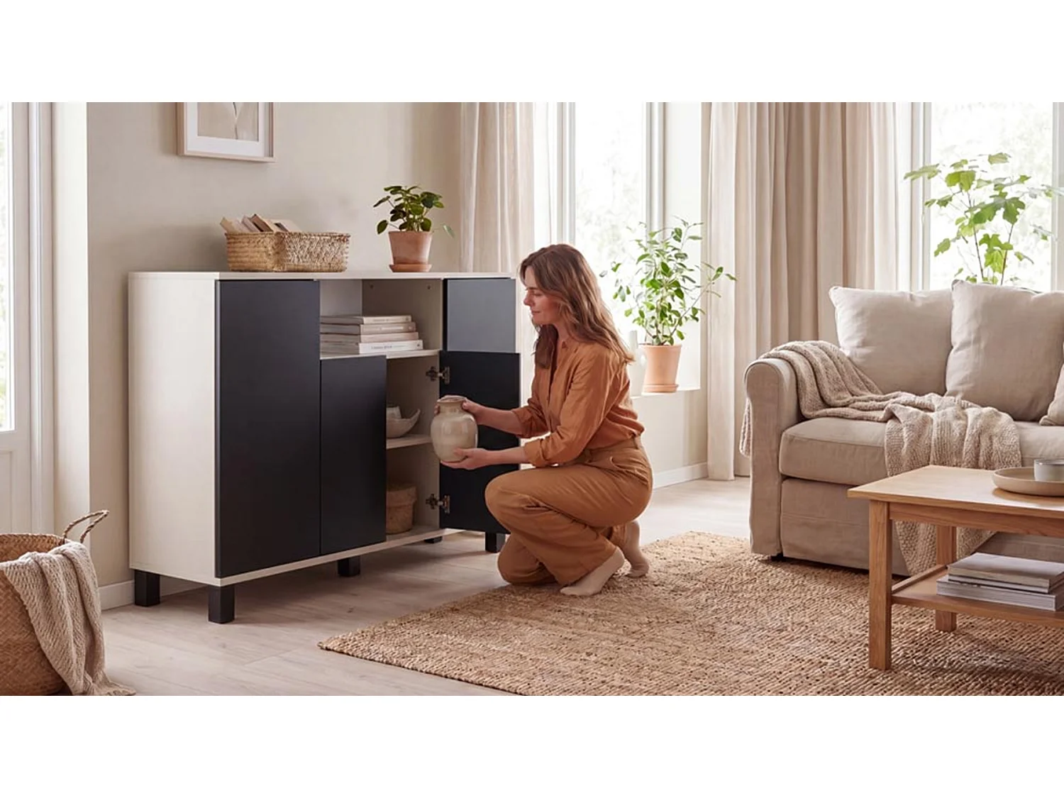 Kommode i kashmir og sort – 120 cm, 4 låger – Moderne tv-møbel til stuen og soveværelset – Designet opbevaringskommode
