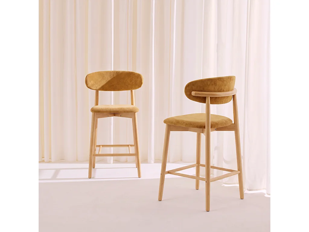 Lot de 2 tabourets de bar en bois d'hévéa naturel et tissu chenille moutarde - Paola