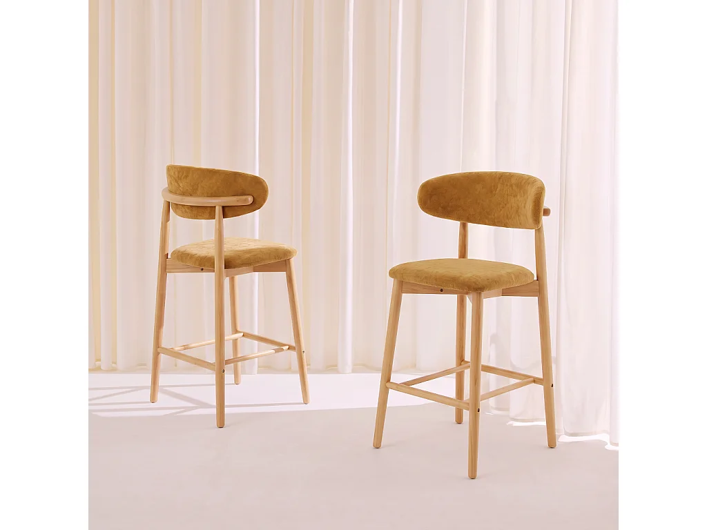 Lot de 2 tabourets de bar en bois d'hévéa naturel et tissu chenille moutarde - Paola