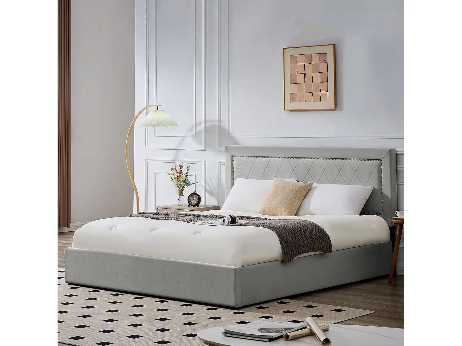 Lit coffre Sandiego avec sommier relevable 180x200cm et tête de lit cloutée Velours Gris clair