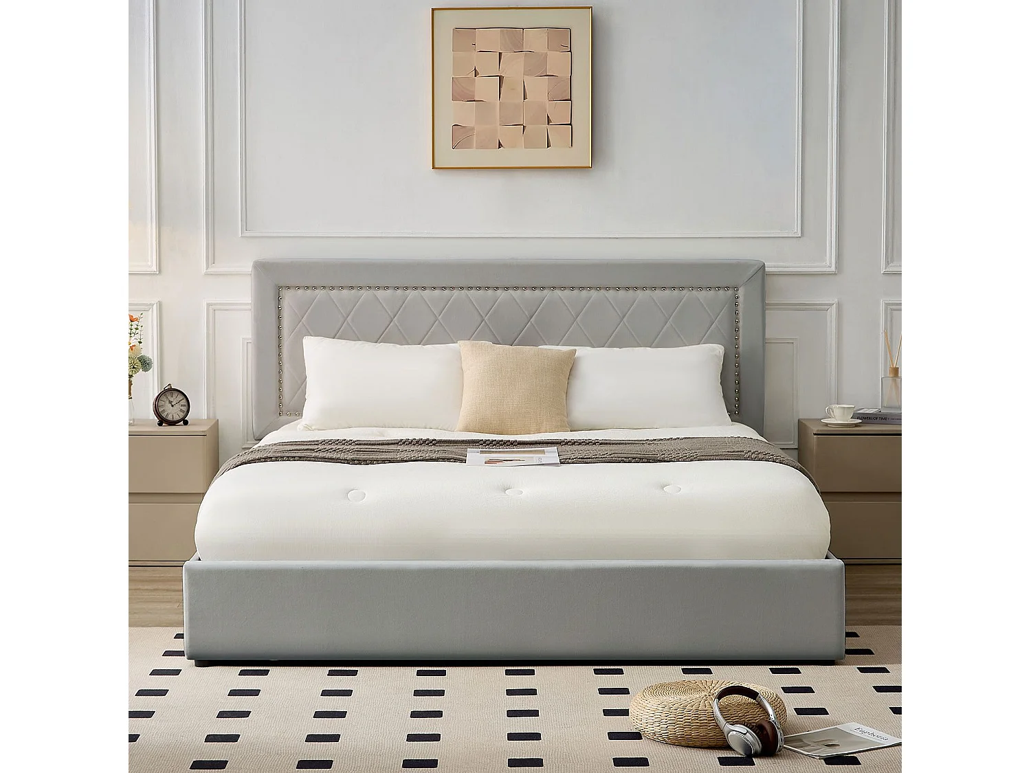 Lit coffre Sandiego avec sommier relevable 180x200cm et tête de lit cloutée Velours Gris clair