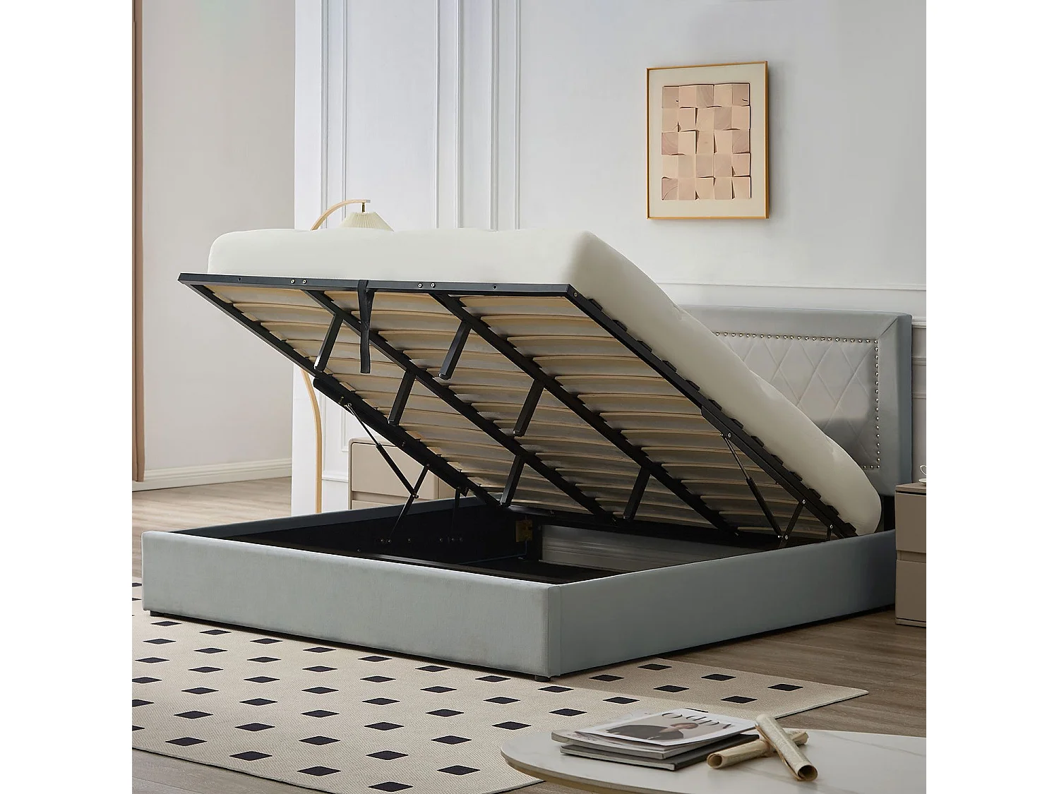 Lit coffre Sandiego avec sommier relevable 180x200cm et tête de lit cloutée Velours Gris clair
