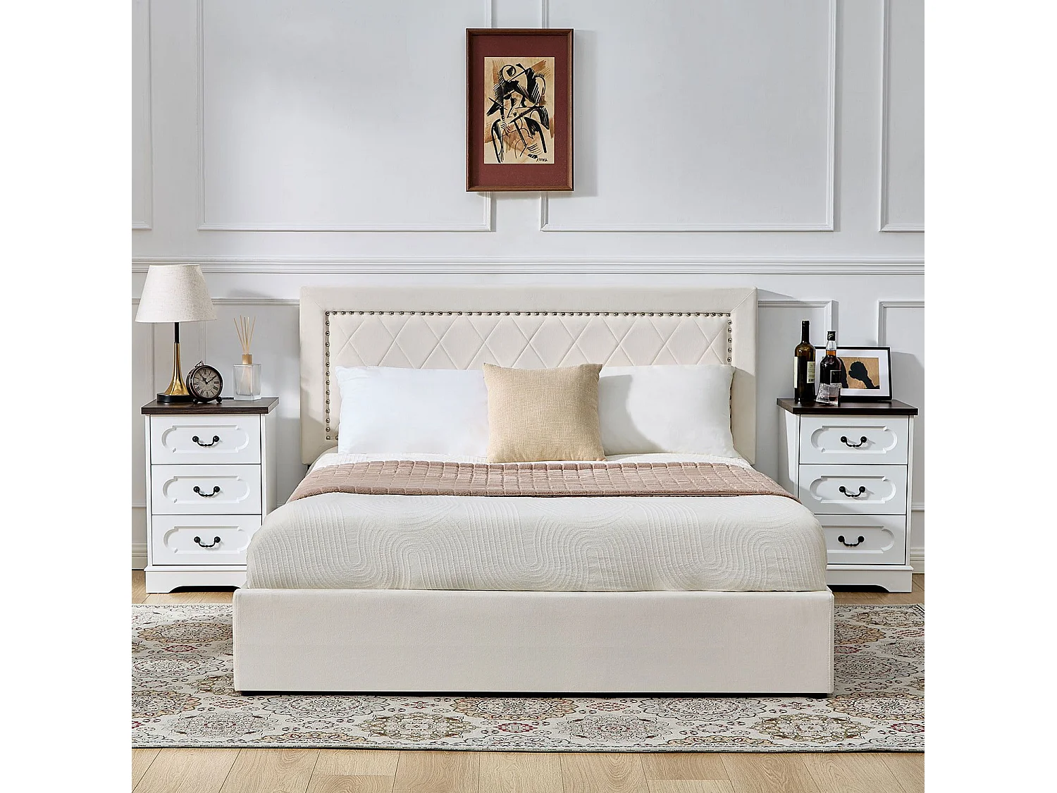 Lit coffre Sandiego avec sommier relevable 140x200cm et tête de lit cloutée Velours Beige