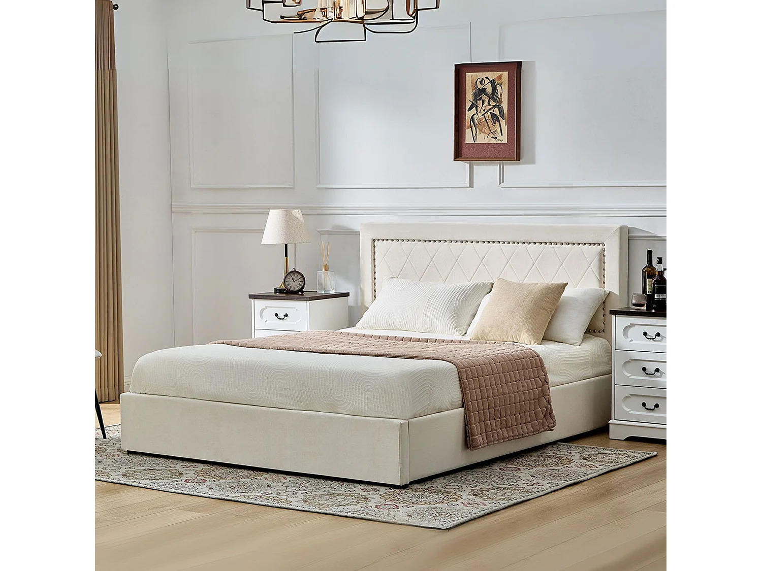Lit coffre Sandiego avec sommier relevable 140x200cm et tête de lit cloutée Velours Beige