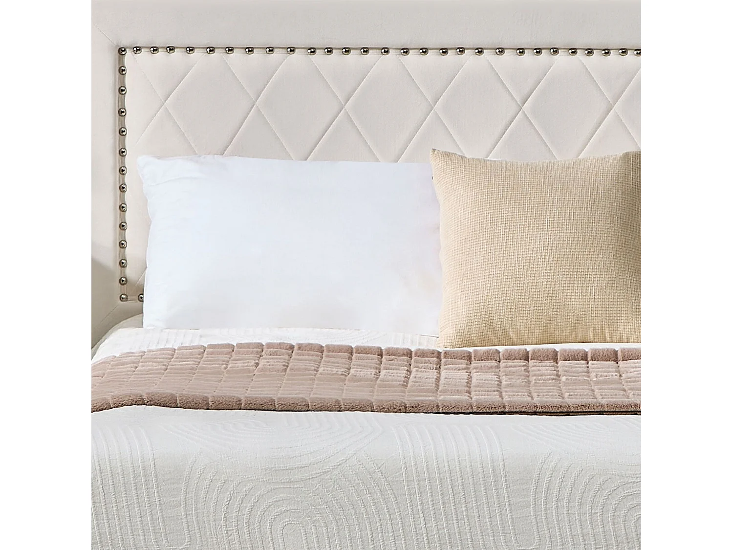 Lit coffre Sandiego avec sommier relevable 140x200cm et tête de lit cloutée Velours Beige