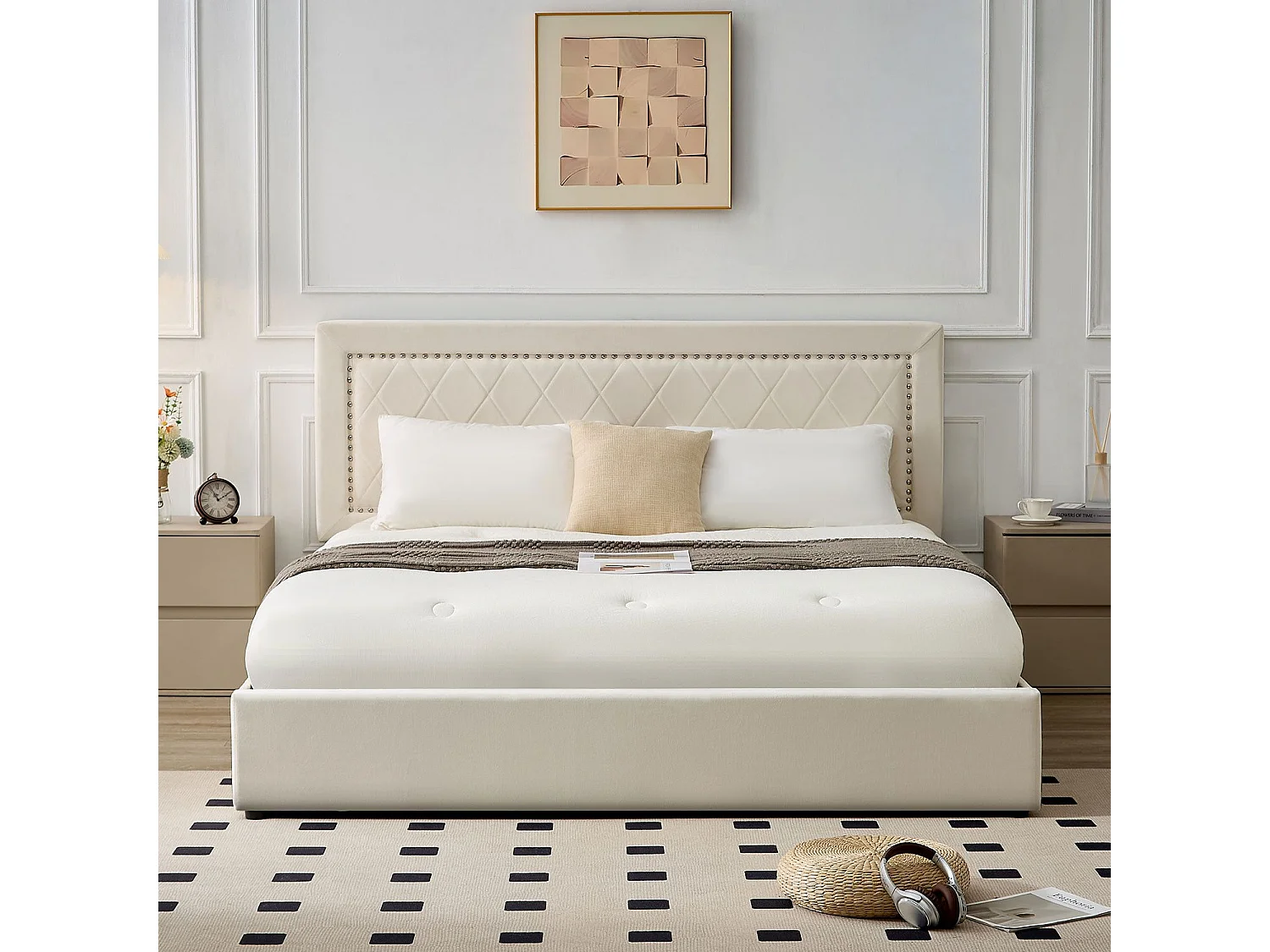 Lit coffre Sandiego avec sommier relevable 180x200cm et tête de lit cloutée Velours Beige clair