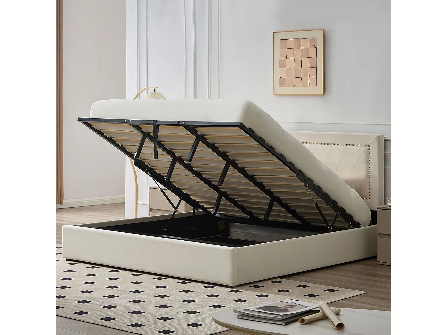 Lit coffre Sandiego avec sommier relevable 180x200cm et tête de lit cloutée Velours Beige clair