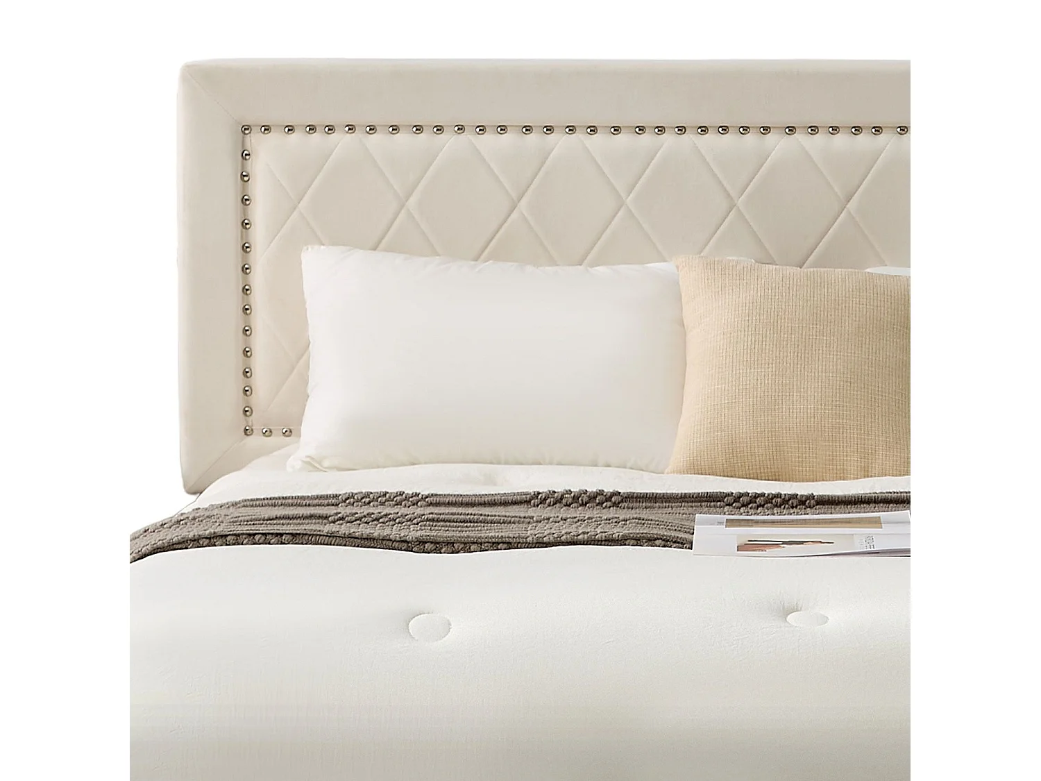Lit coffre Sandiego avec sommier relevable 180x200cm et tête de lit cloutée Velours Beige clair