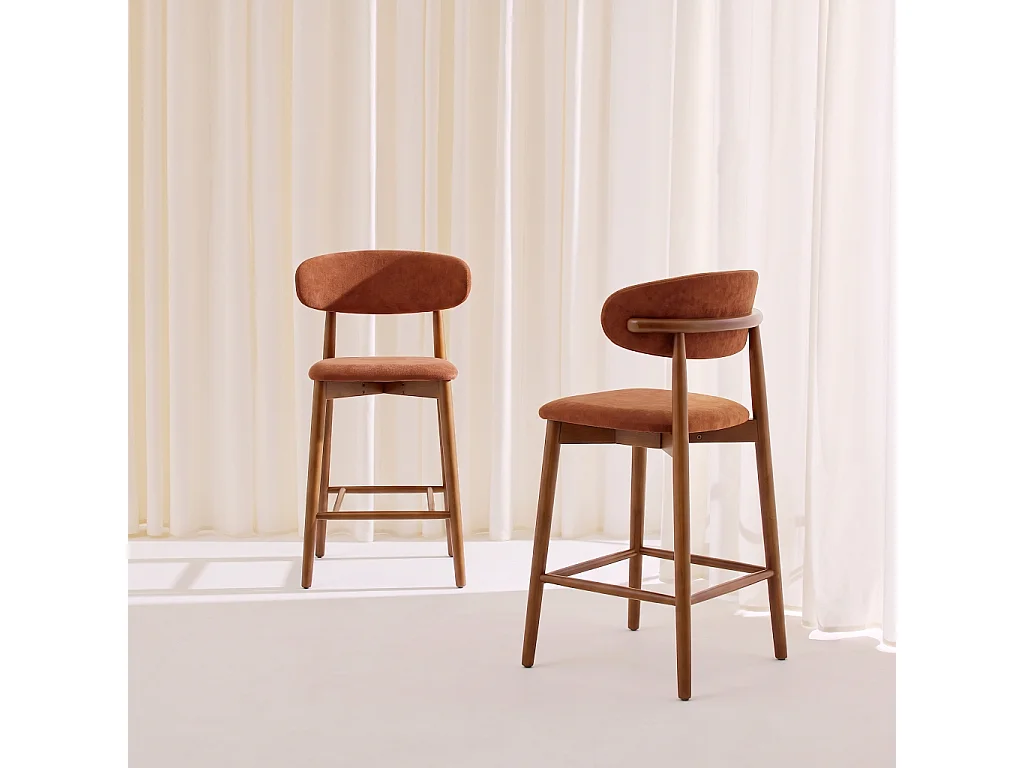 Lot de 2 tabourets de bar en bois d'hévéa noyer et tissu chenille terracotta - Paola