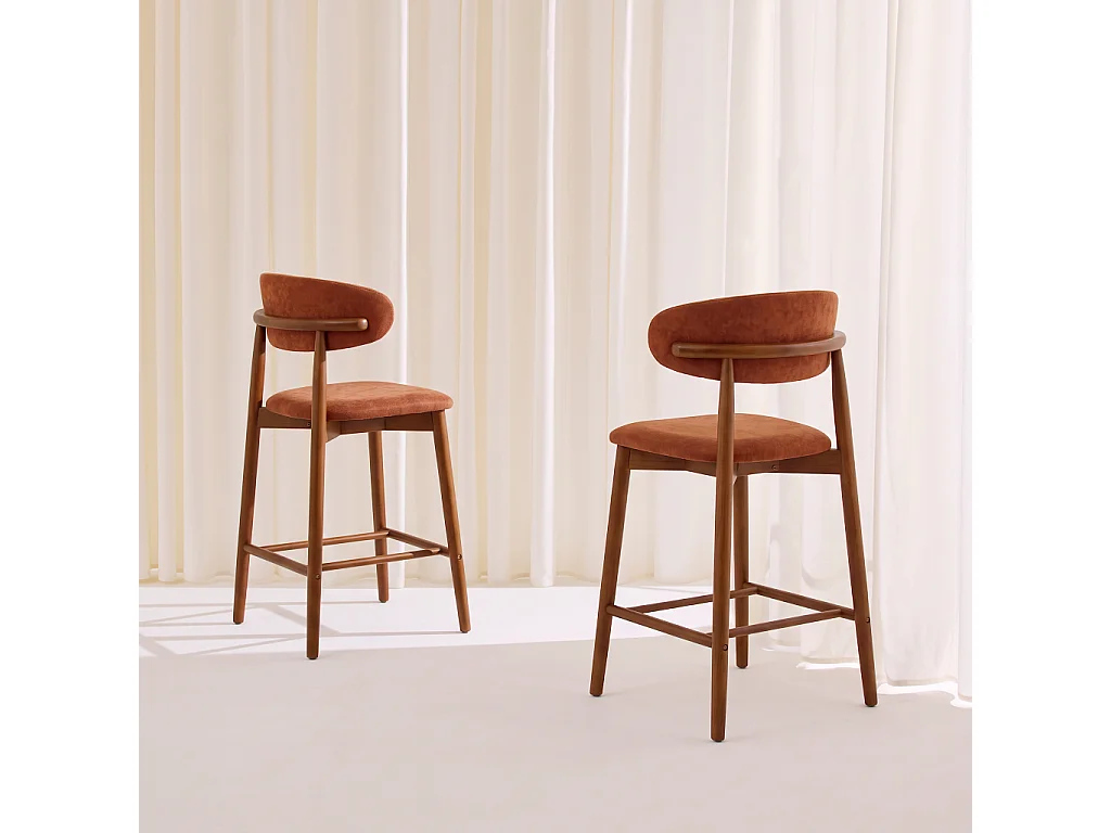 Lot de 2 tabourets de bar en bois d'hévéa noyer et tissu chenille terracotta - Paola