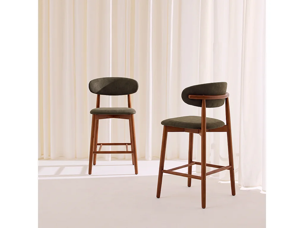 Lot de 2 tabourets de bar en bois d'hévéa noyer et tissu chenille kaki - Paola