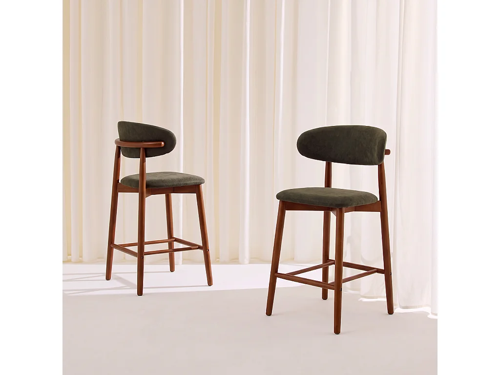 Lot de 2 tabourets de bar en bois d'hévéa noyer et tissu chenille kaki - Paola