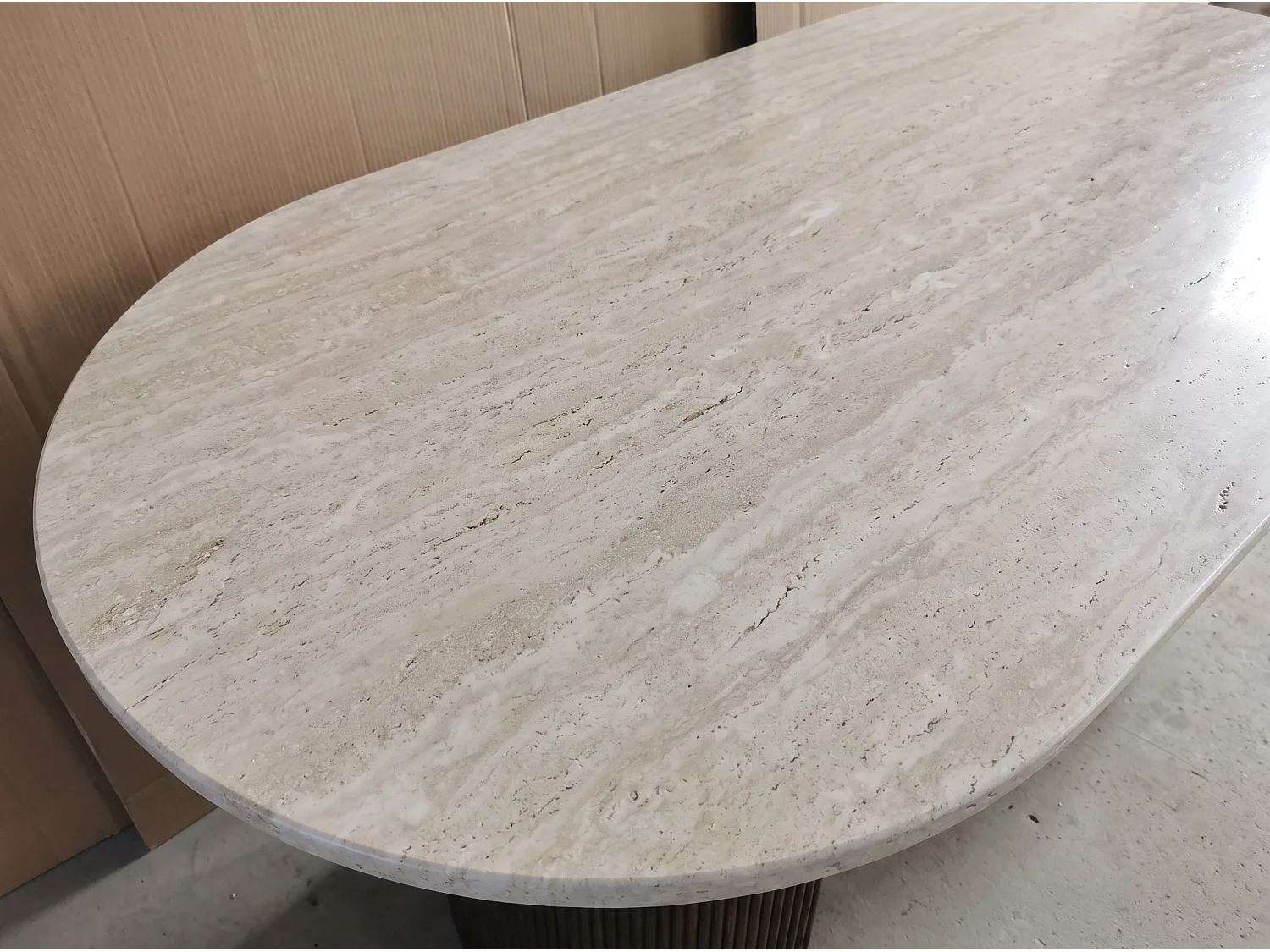 Table à manger TERRA – Plateau en céramique travertin beige et pieds finition noyer - Homeluxury