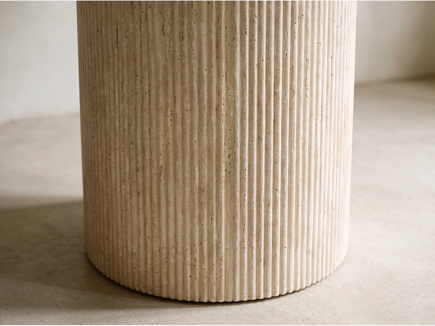 Table à manger TRAVENA 100cm – Plateau en céramique et pieds finition travertin - Homeluxury