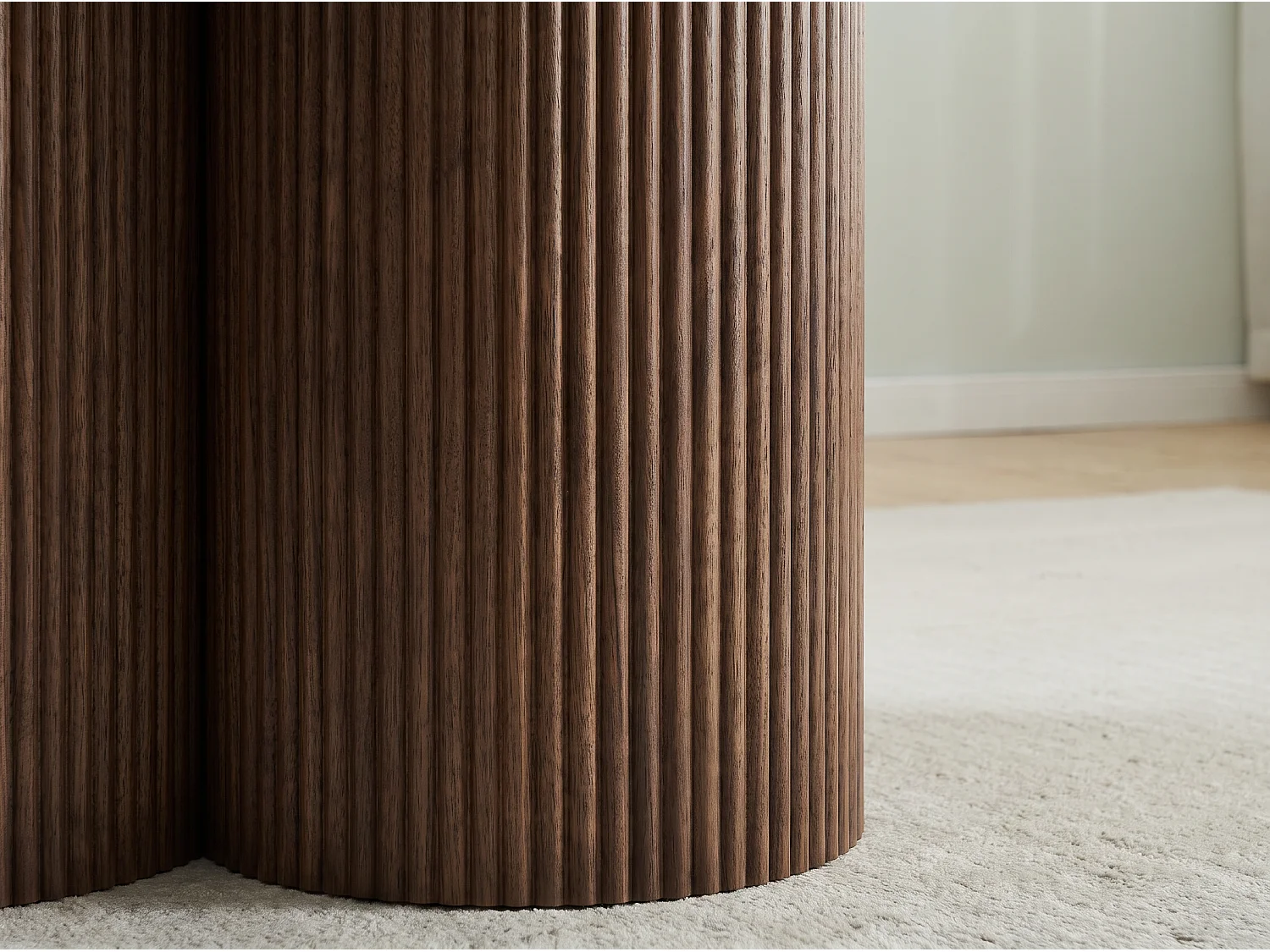 Tavolo da pranzo rotondo MIA – Piano in ceramica effetto travertino e base con finitura noce, 110 cm – Homeluxury