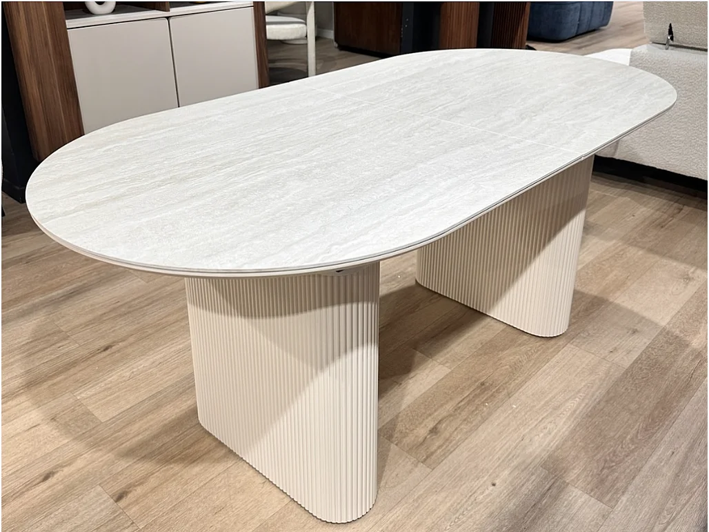 Table à manger Extensible LUNARA– Plateau en céramique et pieds finition travertin - Homeluxury