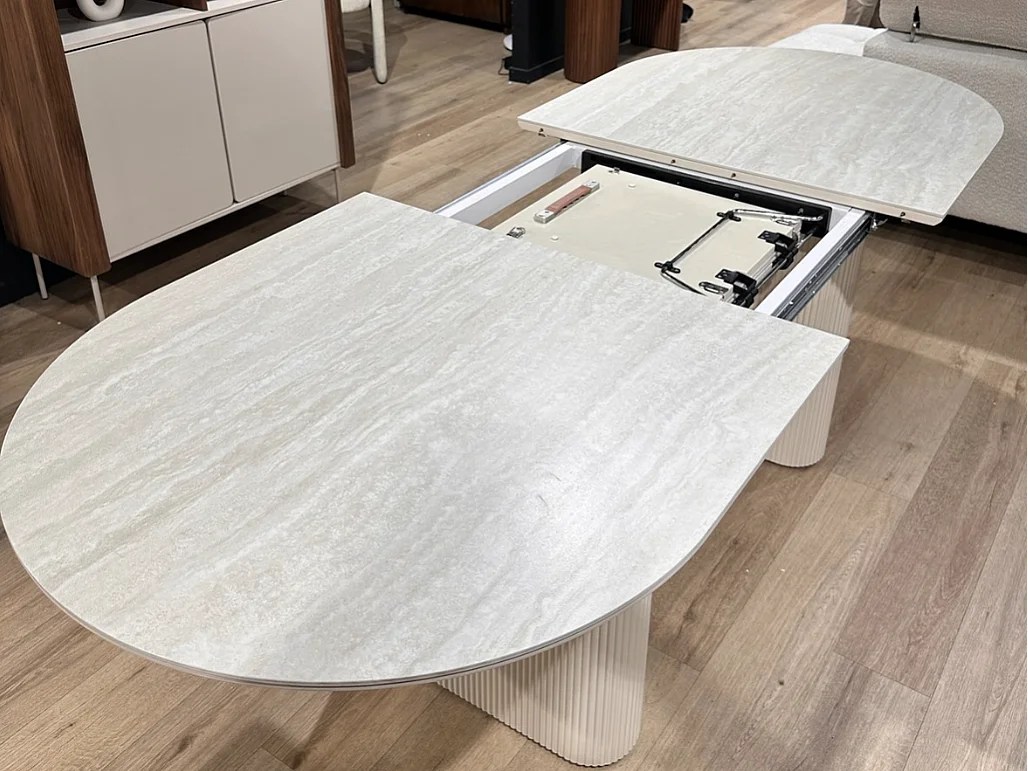 Table à manger Extensible LUNARA– Plateau en céramique et pieds finition travertin - Homeluxury