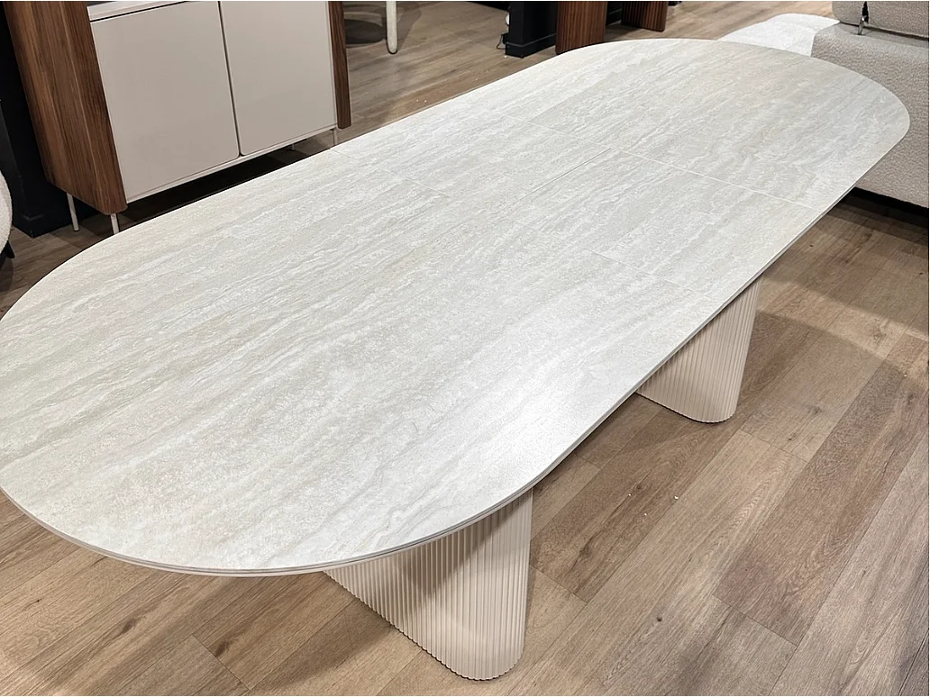 Table à manger Extensible LUNARA– Plateau en céramique et pieds finition travertin - Homeluxury