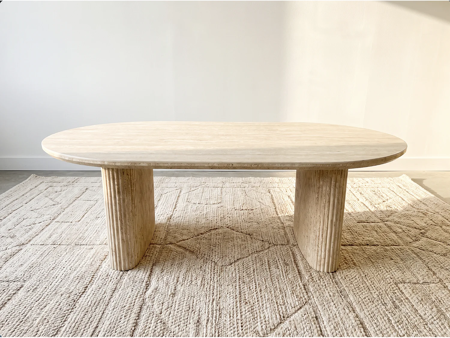 Mesa de centro ROSALIA – Tablero de cerámica travertino beige y patas con acabado travertino – Homeluxury