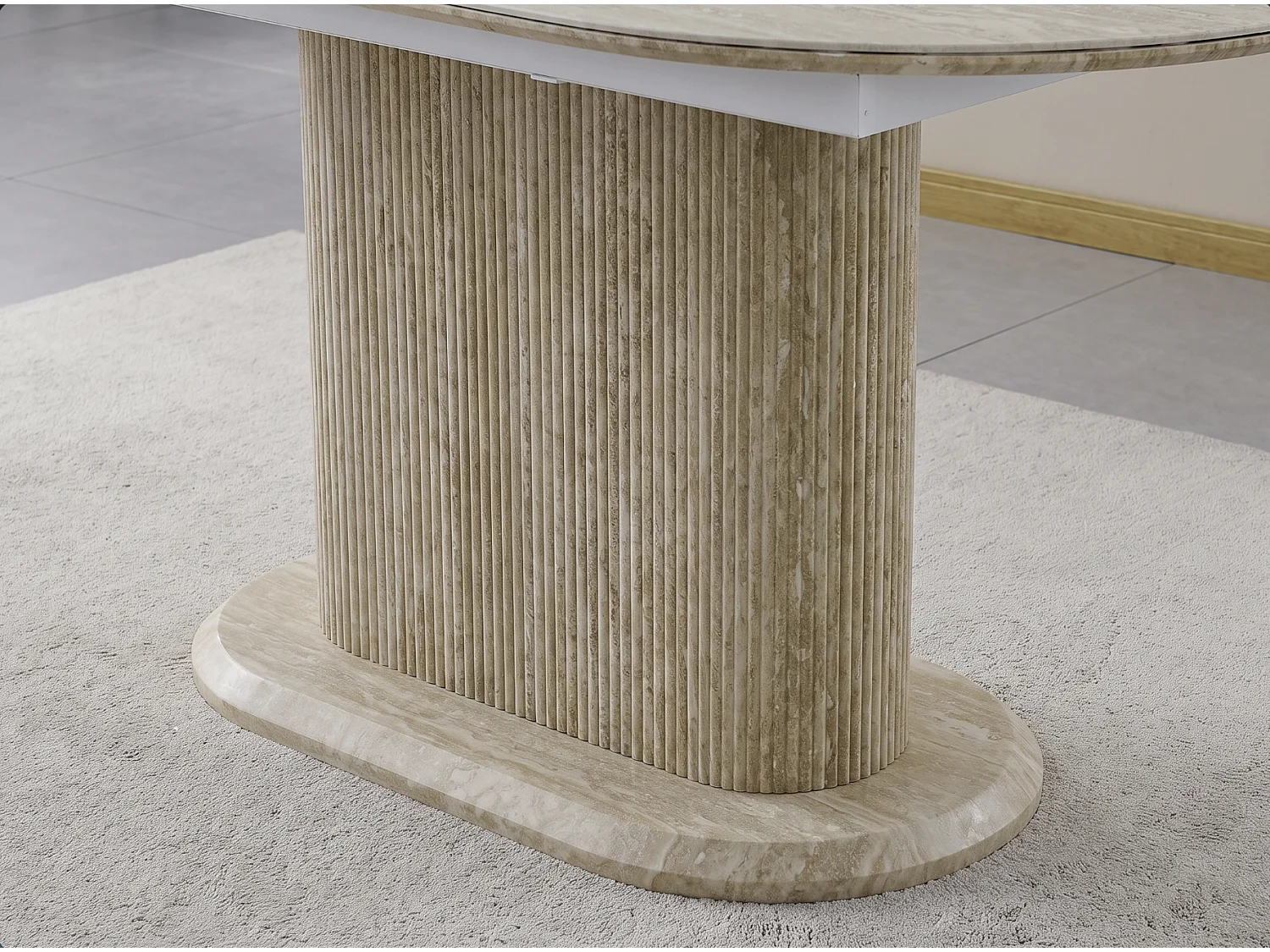 Table à manger Extensible VANINA – Plateau en céramique et pieds finition travertin - Homeluxury