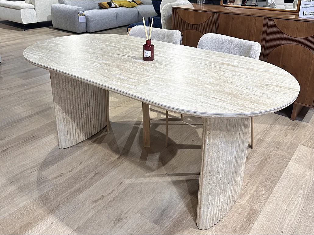 Table à manger ROSALIA – Plateau en céramique travertin beige et pieds finition travertin - Homeluxury