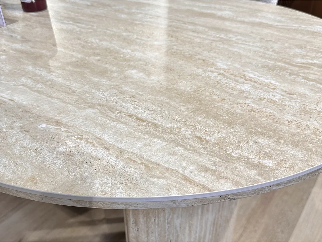 Table à manger ROSALIA – Plateau en céramique travertin beige et pieds finition travertin - Homeluxury