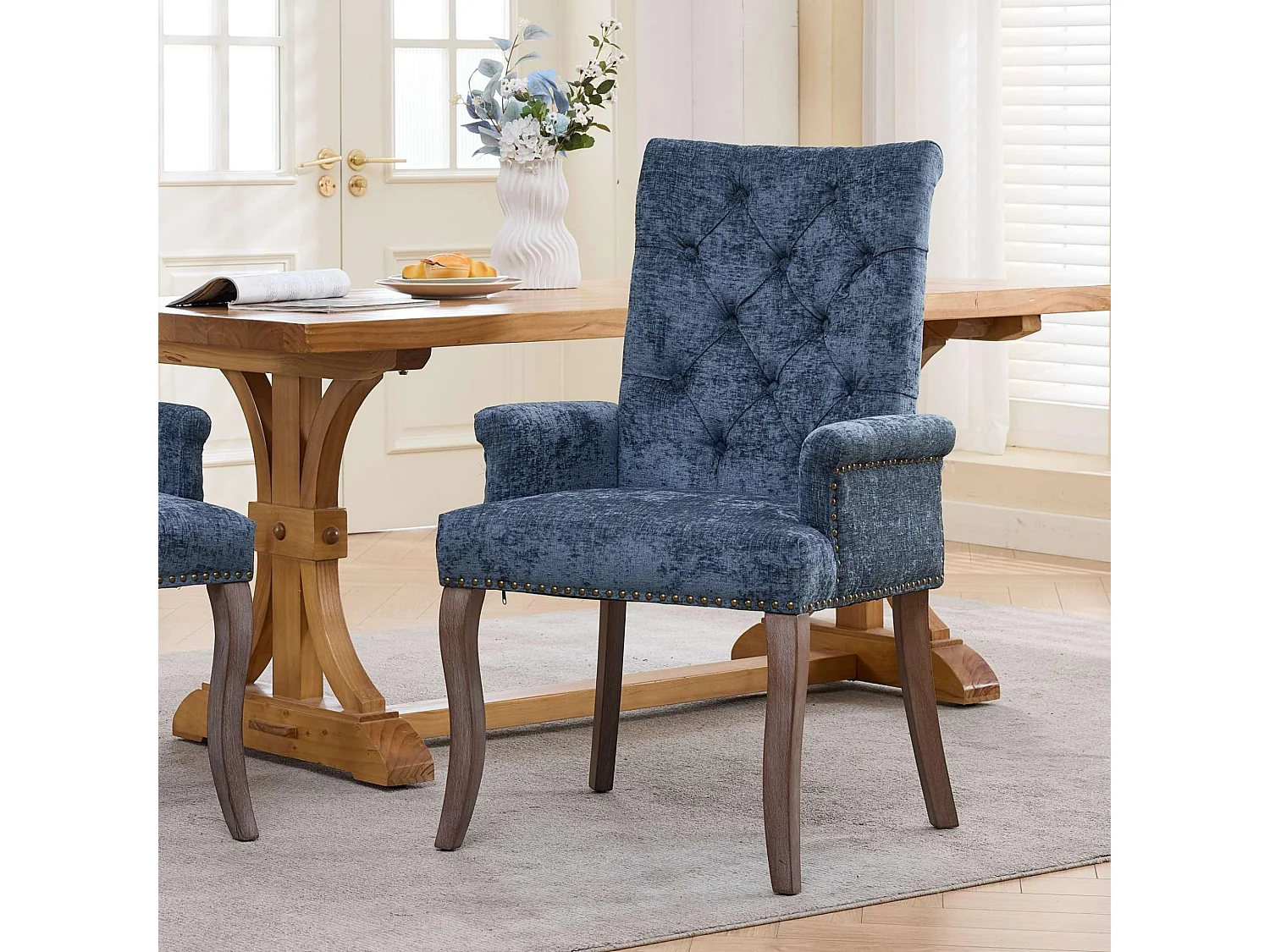 Chaise de salle à manger rembourrée en chenille de style luxueux français avec pieds en bois massif réglables et dossier capitonné avec boutons