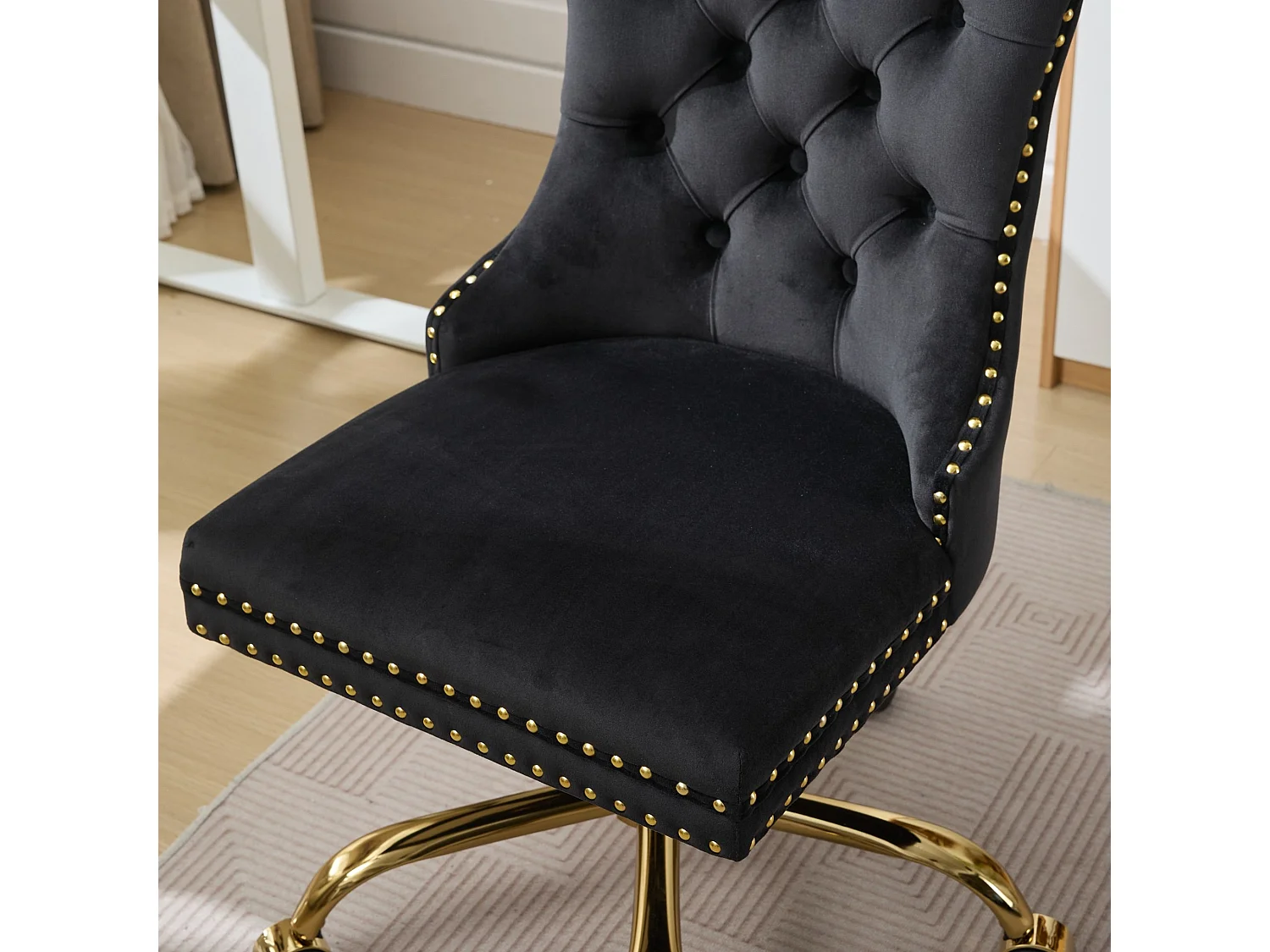 Chaise de bureau vintage en velours avec dossier capitonné et base dorée à roulettes