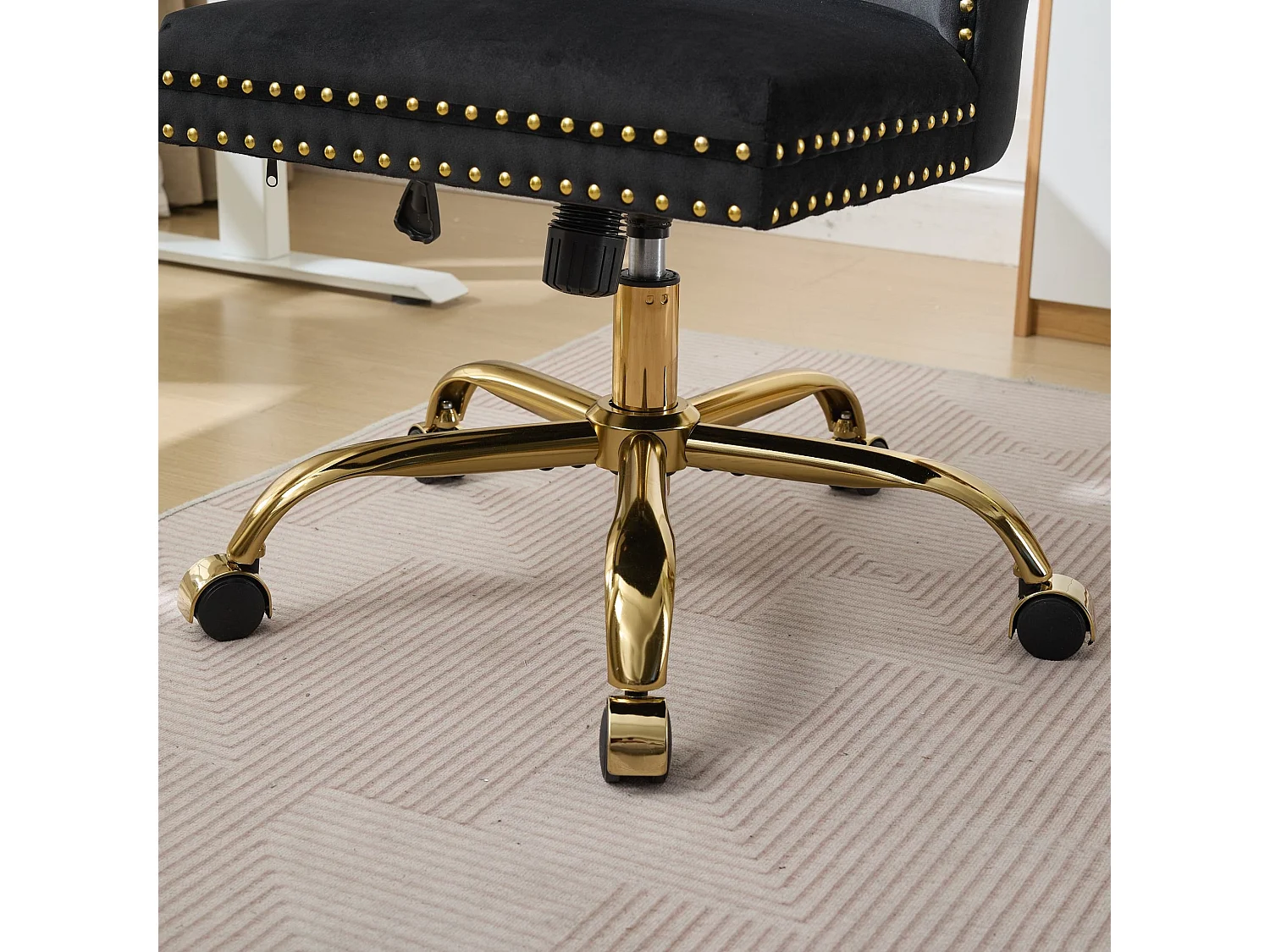 Chaise de bureau vintage en velours avec dossier capitonné et base dorée à roulettes