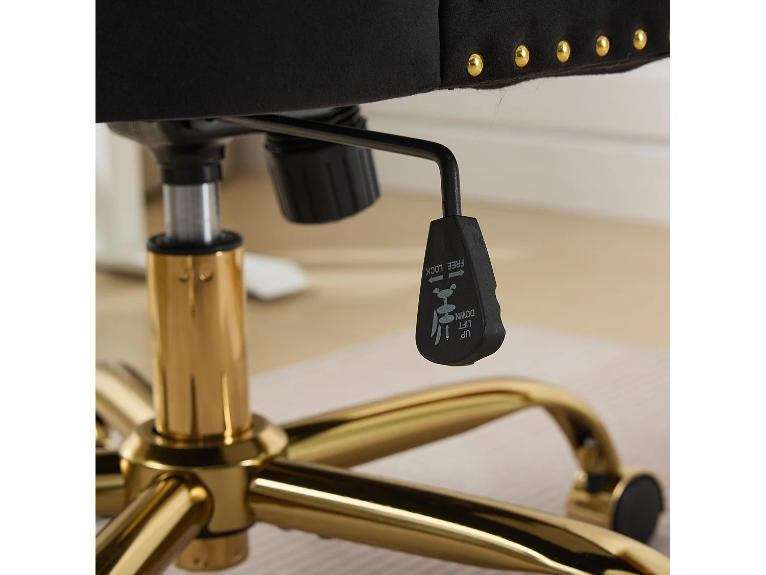 Chaise de bureau vintage en velours avec dossier capitonné et base dorée à roulettes