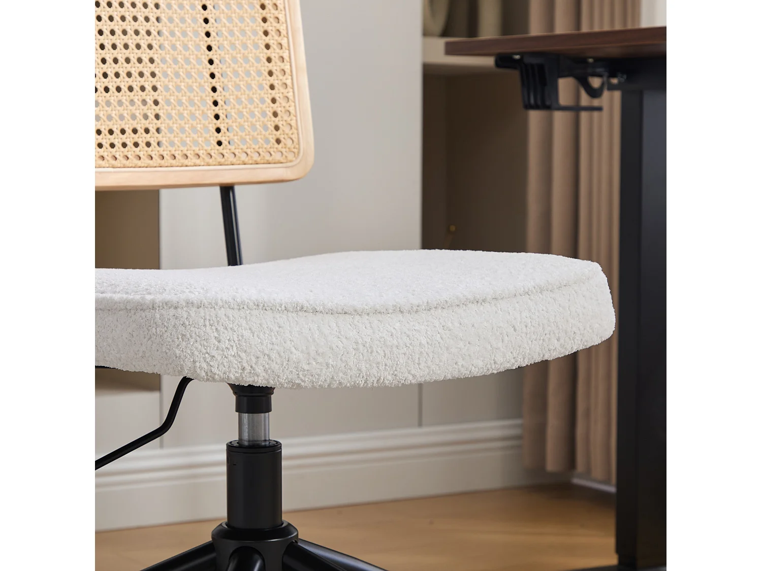 Vintage Scandinavische bureaustoel met rotanlook rugleuning, draaibaar en verstelbaar