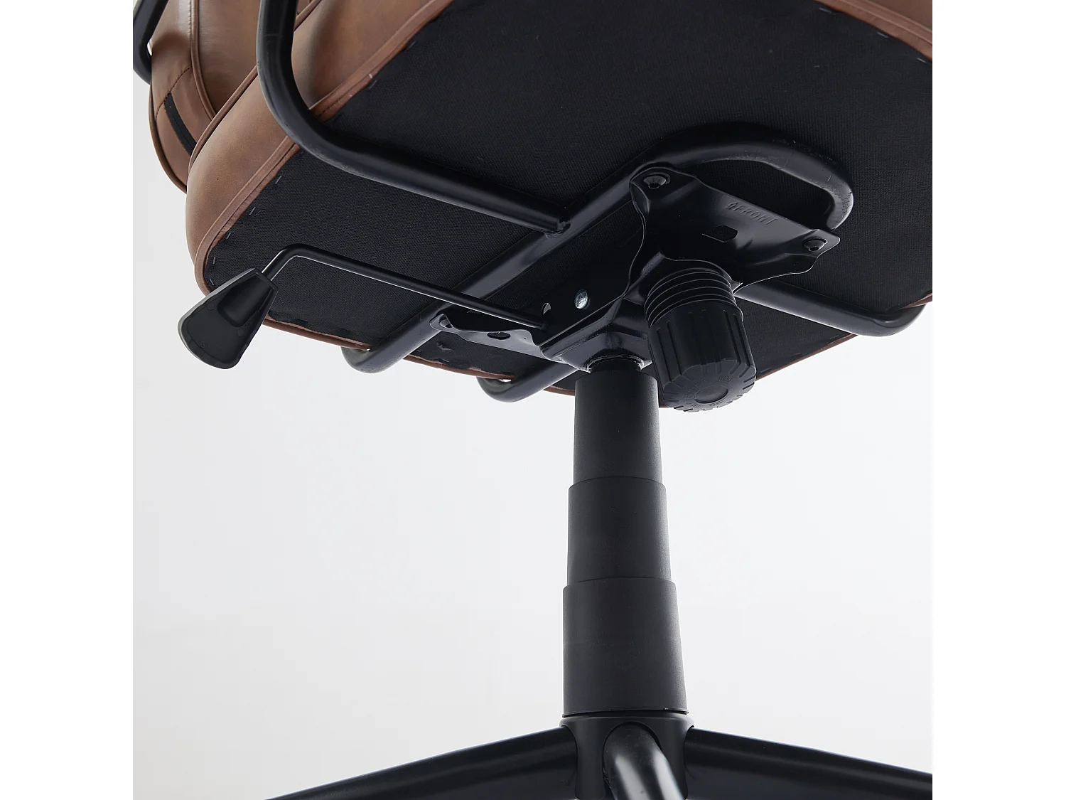 Chaise de bureau en simili cuir vintage marron, fauteuil de bureau pivotant avec fonction basculante, style industriel rétro pour le télétravail