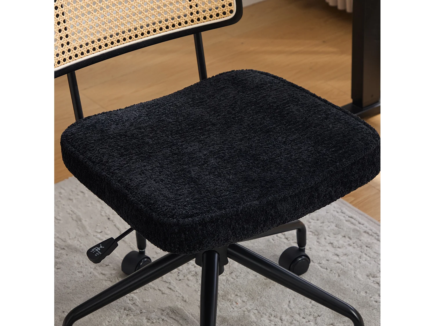 Vintage Scandinavische bureaustoel met rotanlook rugleuning, draaibaar en verstelbaar