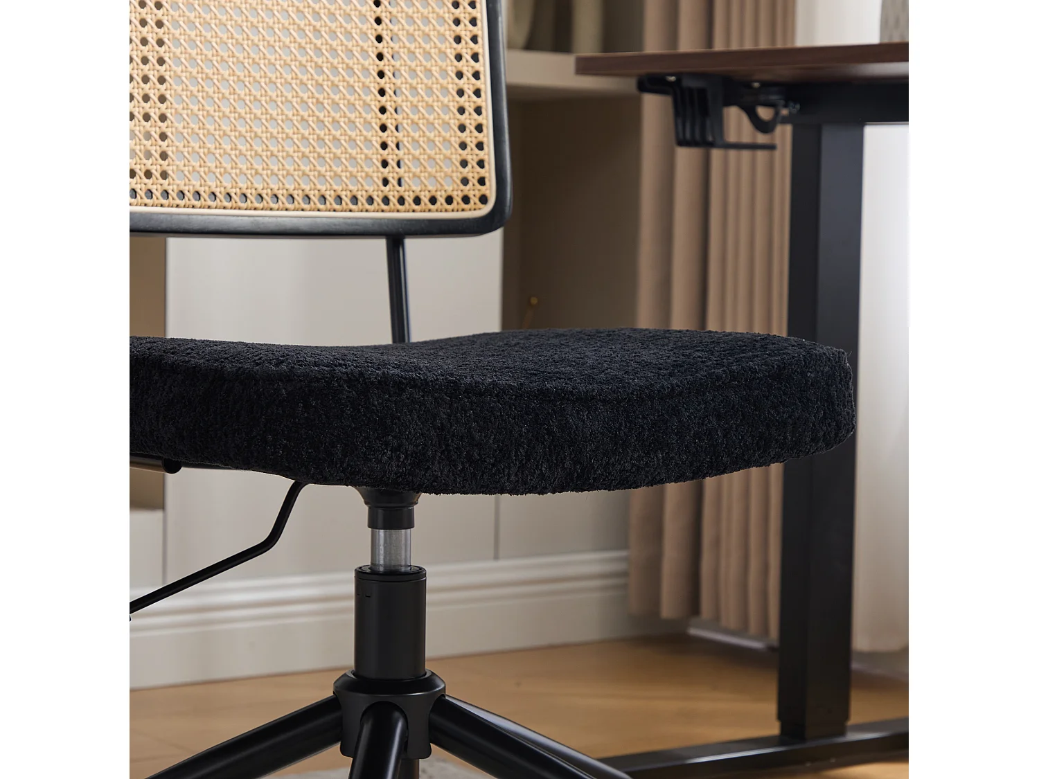 Vintage Scandinavische bureaustoel met rotanlook rugleuning, draaibaar en verstelbaar