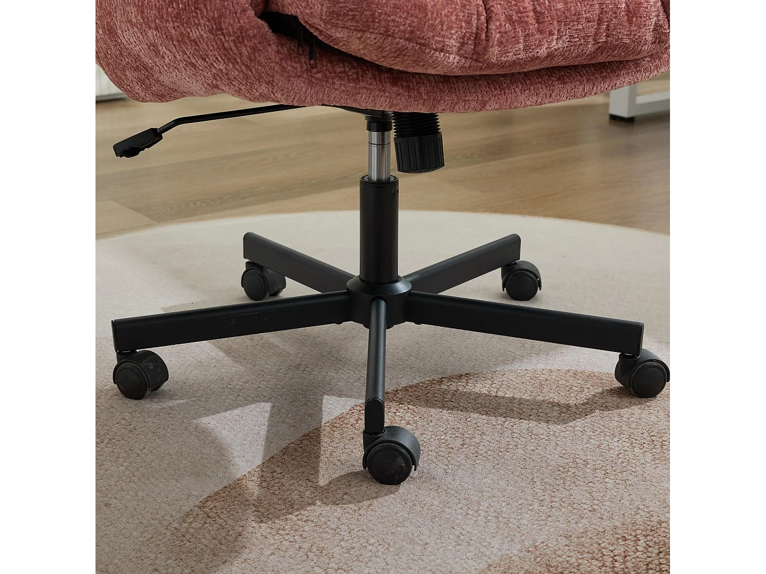 Chaise de bureau Cross Legged avec accoudoirs rabattables et assise large