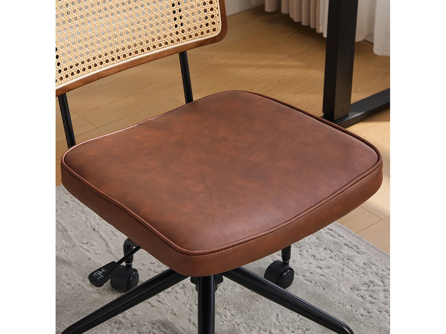 Vintage Scandinavische bureaustoel met rotanlook rugleuning, draaibaar en verstelbaar
