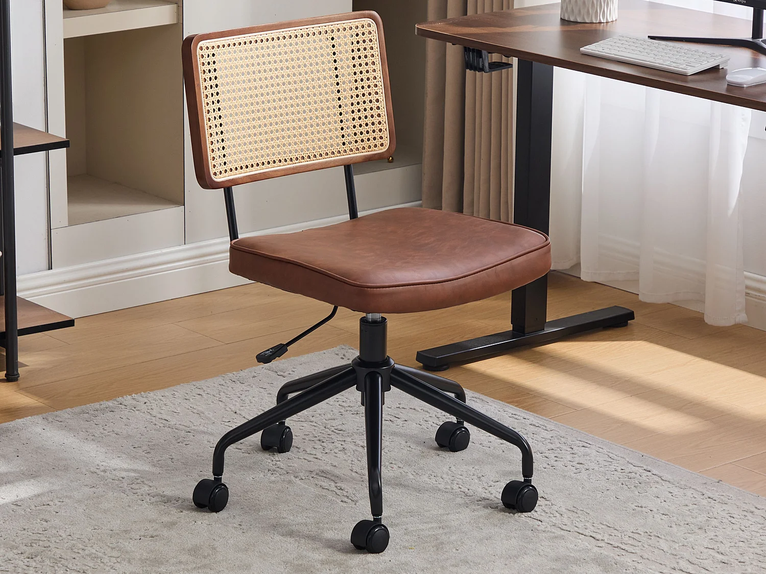 Vintage Scandinavische bureaustoel met rotanlook rugleuning, draaibaar en verstelbaar