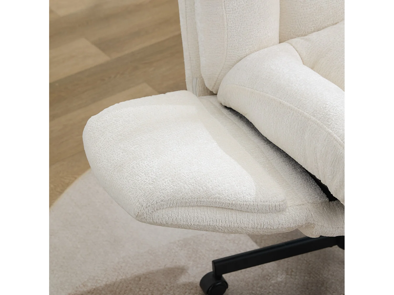 Chaise de bureau Cross Legged avec accoudoirs rabattables et assise large