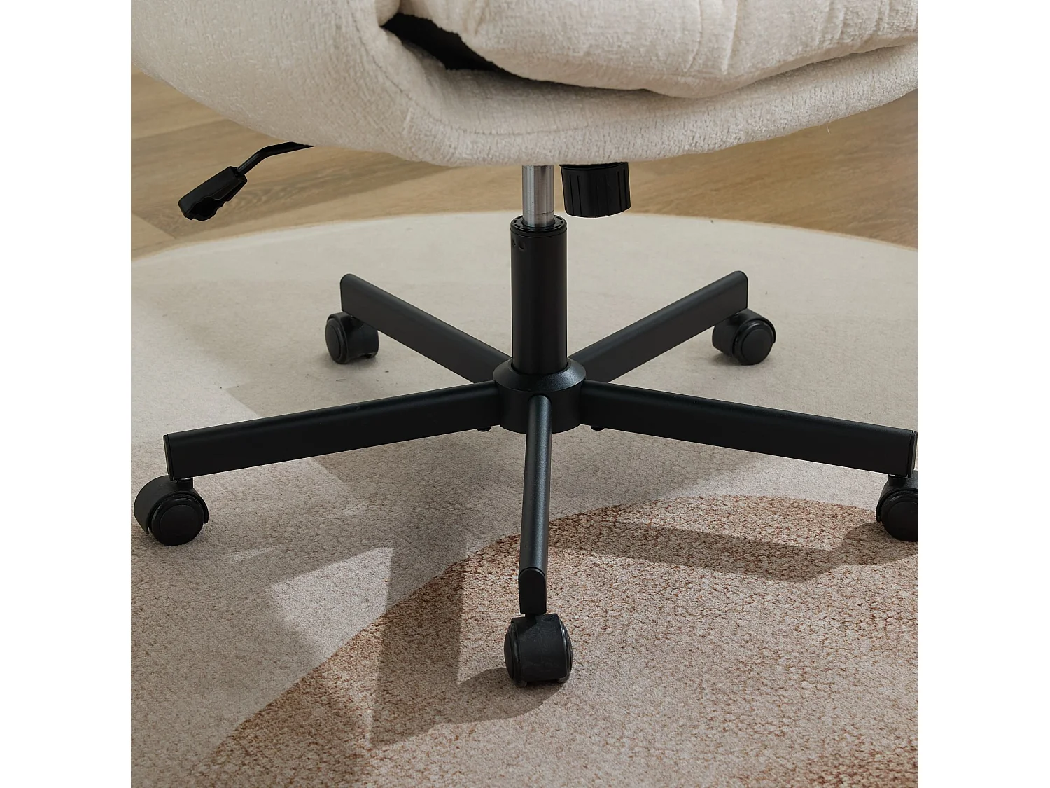 Chaise de bureau Cross Legged avec accoudoirs rabattables et assise large