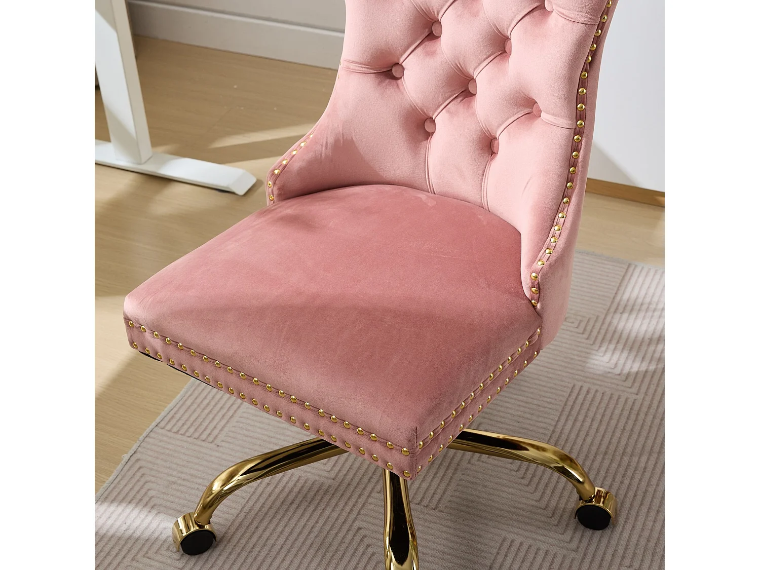 Chaise de bureau vintage en velours avec dossier capitonné et base dorée à roulettes