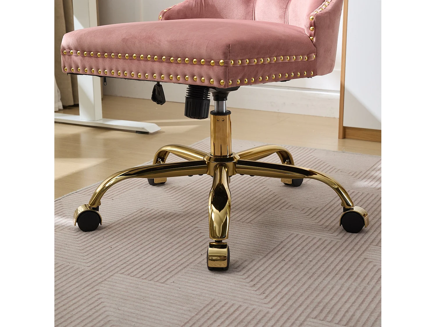 Chaise de bureau vintage en velours avec dossier capitonné et base dorée à roulettes