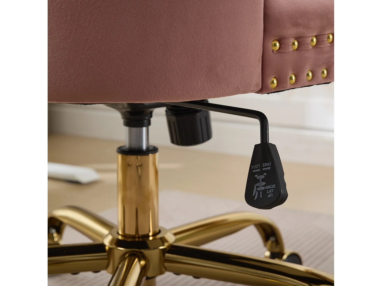 Chaise de bureau vintage en velours avec dossier capitonné et base dorée à roulettes