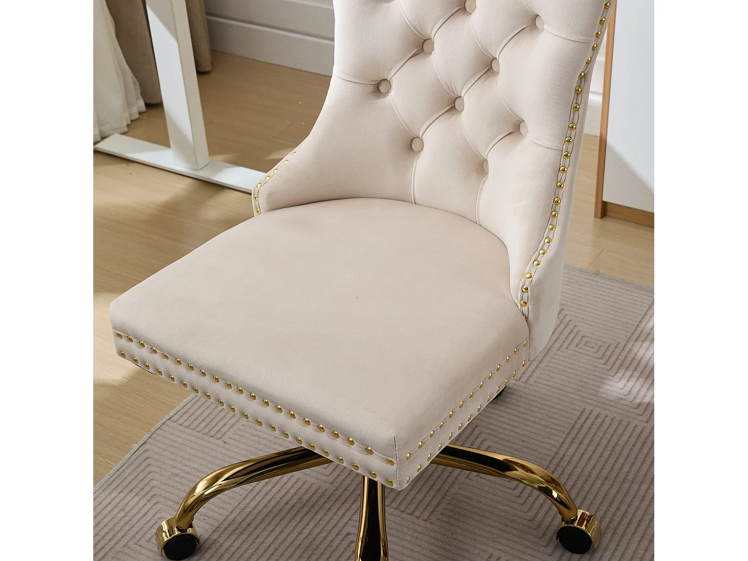Chaise de bureau vintage en velours avec dossier capitonné et base dorée à roulettes